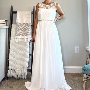 Minuet White Appliqué Formal Dress Size Small Beaded